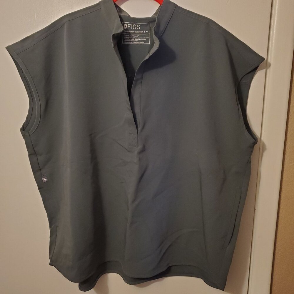 NWOT Figs Technical Collection Womens  Sleeveless Top XL Gray 2 Side Pockets